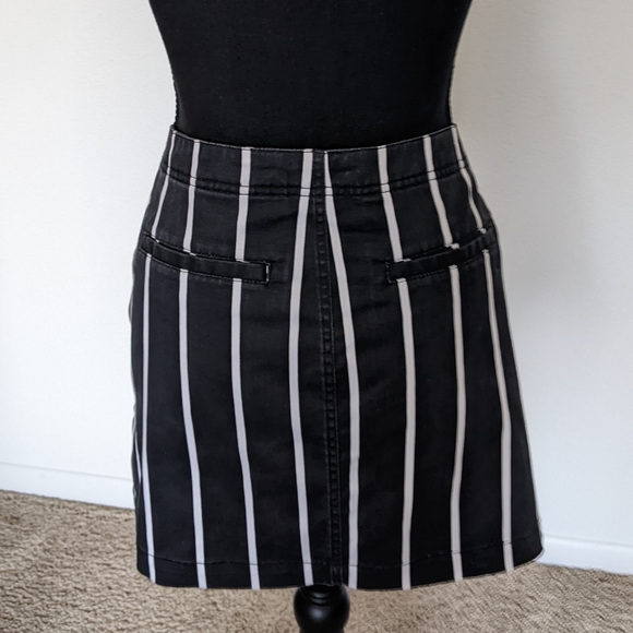 Volcom Black and White Mini Skirt, size medium (8) - Picture 2 of 6